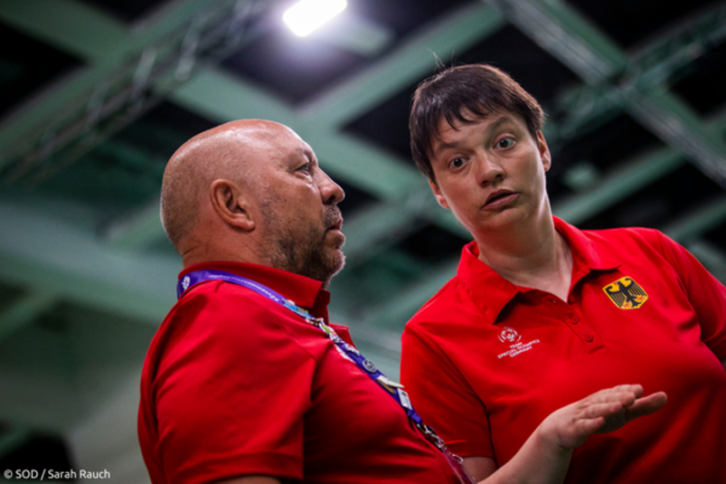 Trainer Ronald gibt Badminton Spielerin Stephanie letzte Tipps