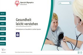 Sceenshot von Webside Special Olympics: Gesundheit leicht gemacht. Ärztin die Blutdruck von Patientin misst.