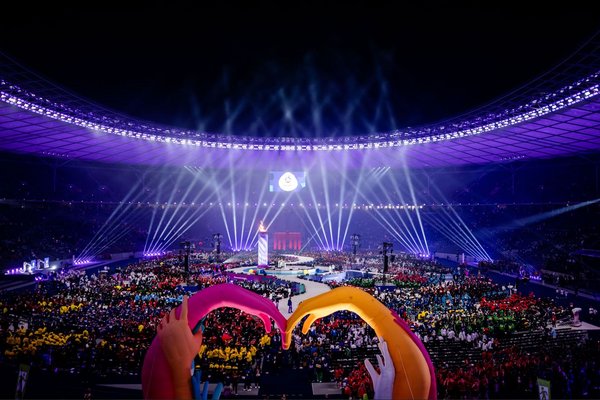 Es ist das Olympiastadion zu sehen. In dem Stadion steht ein aufblasbares Herz und das ganze Stadion ist voller Licht.