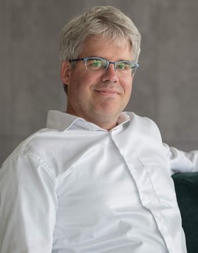 Joachim Tesche, Vorstand Landessportverband des Saarlandes. Er hat graue kurze Haare. Er trägt eine Brille und ein weißes Hemd.
