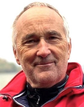 Portraitbild von Bernd Lensch, Nationaler Koordinator Kanu. Er hat kurze graue Haare und trägt eine rote Jacke.