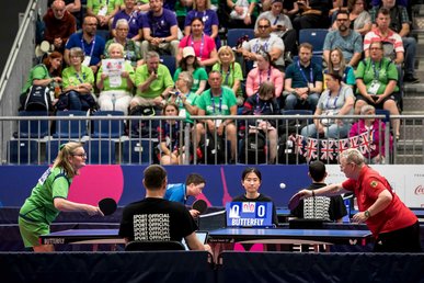 Team SOD Athletin Bärbel Gratopp beim Tischtennisspiel vor Publikum.