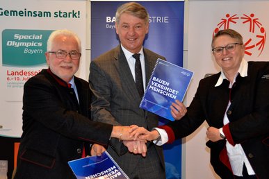 Erwin Horak, Thomas Schmid und Angelika Schlammerl unterzeichnen den Vertrag über die Partnerschaft zwischen der Bauindustrie Bayern und Special Olympics Bayern (Bild: SOBY/ Stuhlinger) 